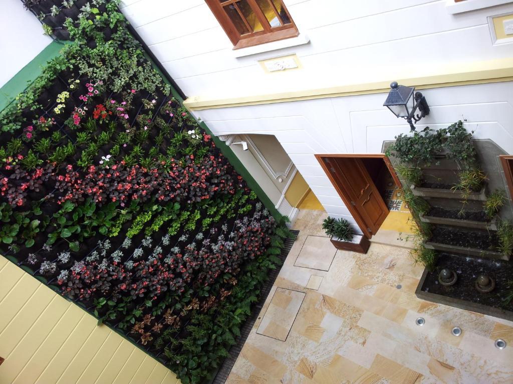 Hotel Santa Lucia Boutique Spa Bogotá Exteriér fotografie A green wall in a courtyard